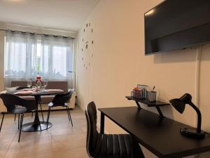 TV a/nebo společenská místnost v ubytování Bright studio apartment near ChorusLife and downtown