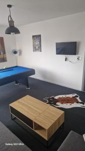 TV a/nebo společenská místnost v ubytování Maison très chaleureux