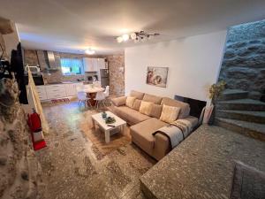 una sala de estar con un sofá y una mesa en Quinta do Assento, en Louredo