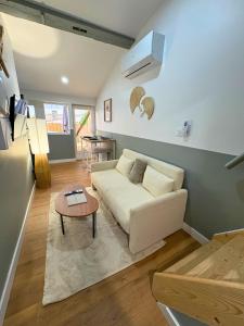 una sala de estar con un sofá y una mesa en La Bulle Secrète, en Villeneuve-sur-Lot 46 fotos más