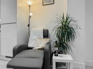 リトルハンプトンにあるLamornaのリビングルーム(ソファ、植物のあるテーブル付)