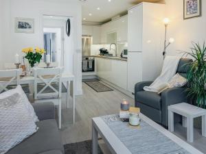 リトルハンプトンにあるLamornaのソファとテーブルのあるリビングルームとキッチン