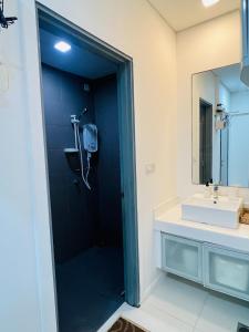 Vannituba majutusasutuses Cozy mercu summer suite 5mint WD KLCC luxury apartment free wifi, netfliix