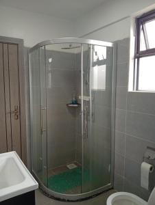 Koupelna v ubytování Two Bedroom apartment at Valley Heights Apartments in Lavington, Nairobi, Kenya + 9 fotografií