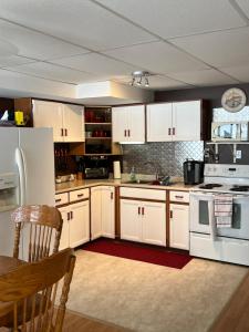 O bucătărie sau chicinetă la N' This on the Bay -Vacation Suite