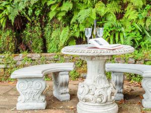 einen Steintisch mit einem Buch und Weingläsern darauf in der Unterkunft Haven Heights in Martinhoe + 33 Fotos