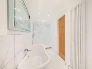 een witte badkamer met een wastafel en een spiegel bij Violet Cottage - Uk45968 in Yarm