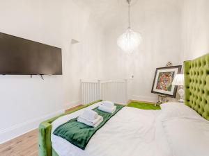 een slaapkamer met een groot bed met twee handdoeken erop bij Violet Cottage - Uk45968 in Yarm