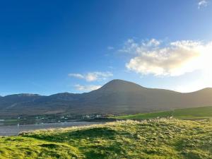 Blick auf einen Berg und einen Wasserkörper in der Unterkunft Westport Coastal Cottage in Westport
