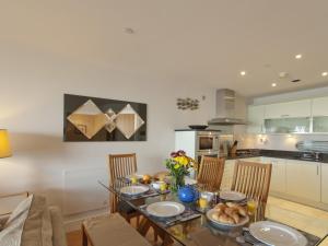 een keuken en eetkamer met een tafel en stoelen bij Sea Side in Westward Ho