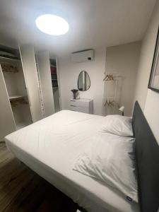 Φωτογραφία από το άλμπουμ του Joli appartement confort, clim - emplacement idéal στη Μεντόν