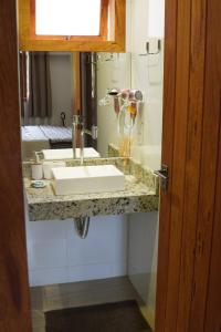 a bathroom counter with two sinks and a mirror at Chalé Sognare Uno in Santa Teresa +7 photos