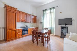 Η κουζίνα ή μικρή κουζίνα στο Piramide Maison-Rustic Elegance in Rome