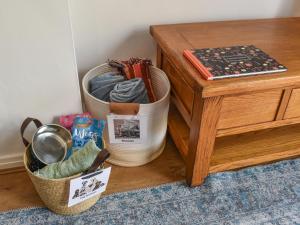 ein Raum mit zwei Körben neben einem Tisch in der Unterkunft Cayton Cove Cottage in Cayton