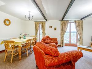 Runcton HolmeにあるGable Barn - E3865のテーブルと椅子のあるリビングルーム