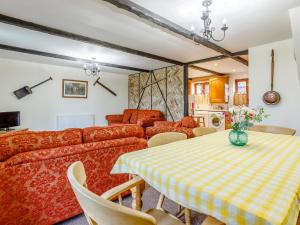 Runcton HolmeにあるGable Barn - E3865のテーブルとソファのあるリビングルーム +26枚の写真