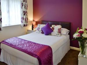 Saint CleerにあるTrebah - B5623の紫の壁と花のベッド付きのベッドルーム1室