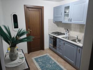 eine Küche mit Spüle und Herd in der Unterkunft Casa vacanza - Ambra's Homes in Trinità dʼAgultu
