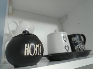 Ein schwarzer Topf mit der Aufschrift „Honolulu“ neben einer Kerze in der Unterkunft Casa vacanza - Ambra's Homes in Trinità dʼAgultu