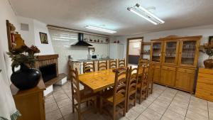 una cocina con mesa de madera y sillas. en Casa chalet jardín particular Ideal Grupos y familias, en Barañáin