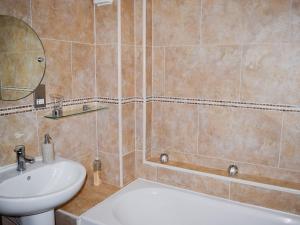 ケズウィックにあるChaucers Nookの洗面台、トイレ、鏡のあるバスルーム