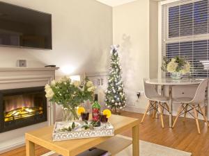 una sala de estar con un árbol de Navidad y una chimenea en Lower Canterbury House, en Gattonside