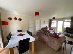 Saint CleerにあるHeligan - B6522のソファとテーブルのあるリビングルーム