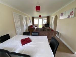 Saint CleerにあるHeligan - B6522のテーブルとソファのあるリビングルーム