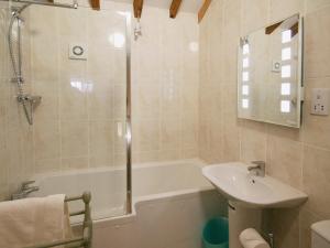 ein Badezimmer mit Badewanne, Waschbecken und Dusche in der Unterkunft Granary Cottage - E5626 in Wainfleet All Saints + 2 Fotos