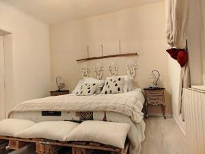 ein Schlafzimmer mit einem großen Bett mit einem hölzernen Kopfteil in der Unterkunft Alpissima - Esprit chalet & confort moderne en Haute-Savoie in Taninges