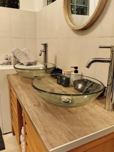 ein Badezimmer mit einem Aufsatzwaschbecken auf einer Ablage in der Unterkunft Alpissima - Esprit chalet & confort moderne en Haute-Savoie in Taninges