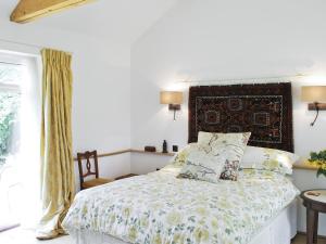 サックスマンダムにあるThe Coach Houseのベッドルーム1室(枕付きのベッド1台、窓付)