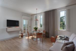 法诺Openhouse Stay的客厅里有一张沙发和一张桌子。