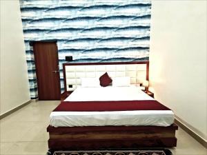 Un pat sau paturi într-o cameră la Shree Kashi Aatithyam P guest House