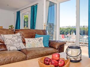 Una sala de estar con un sofá y una mesa con manzanas. en Kingfisher-Qc1185, en Milford Haven