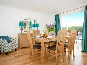 Un comedor con mesa y sillas en Kingfisher-Qc1185, en Milford Haven