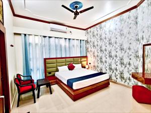 Un pat sau paturi într-o cameră la Shree Kashi Aatithyam P guest House