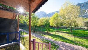 eine Veranda eines Hauses mit Parkblick in der Unterkunft Welt Bungalows Belenbaşı in Hurmaköy