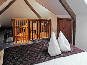 Un dormitorio con una cama con almohadas blancas. en White Wing - 29584, en Damerham