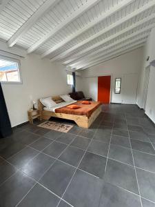 une chambre avec un grand lit dans une pièce dans l'établissement BUNGALOW Terakota, à Deshaies