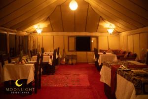 Μια τηλεόραση ή/και κέντρο ψυχαγωγίας στο Moonlight Luxury Camp