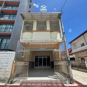 an apartment building with a gate in front of it at On Onn's Guesthouse in Ban Komo Sip Paet