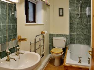 a bathroom with a sink and a toilet and a tub at Demelza in Launceston
