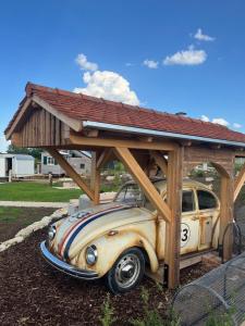 an old car with a shed on top of it at Chalets Waldeck - Urlaub im Fränkischen Seenland 