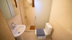 ein Badezimmer mit Waschbecken, Toilette und Dusche in der Unterkunft Welt Bungalows Belenbaşı in Hurmaköy + 13 Fotos