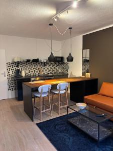 kuchnia i salon ze stołem i krzesłami w obiekcie Sienna - central and cozy w mieście Kassel