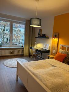 sypialnia z łóżkiem, stołem i oknem w obiekcie Sienna - central and cozy w mieście Kassel