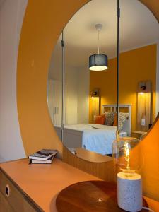 sypialnia z łóżkiem i lustrem w obiekcie Sienna - central and cozy w mieście Kassel