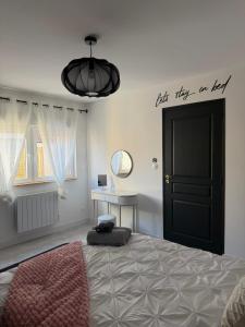 Ένα ή περισσότερα κρεβάτια σε δωμάτιο στο La maison de LYA (lyaroom) +30 φωτογραφίες