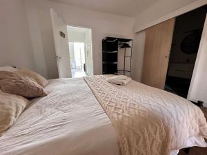 Ένα ή περισσότερα κρεβάτια σε δωμάτιο στο Le Ronsard, vue sur forteresse +14 φωτογραφίες